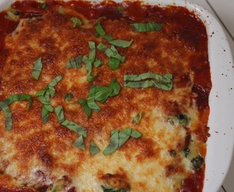 Pasta-ovenschotel met spinazie, kaassaus en tomatensaus