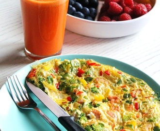 Omlet warzywny z wędzonym łososiem - fit śniadanie