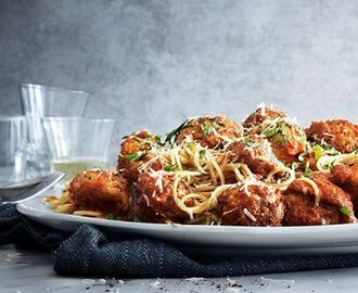 Italienska kycklingbullar med tomatsås och spaghetti