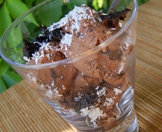Lody wegańskie w dwóch wersjach: czekoladowej ze śliwką i bananowej z tahini