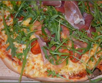 Włoska pizza z szynką parmeńską i rukolą. Cienki spód do włoskiej  pizzy. Najlepsze cienkie ciasto do pizzy
