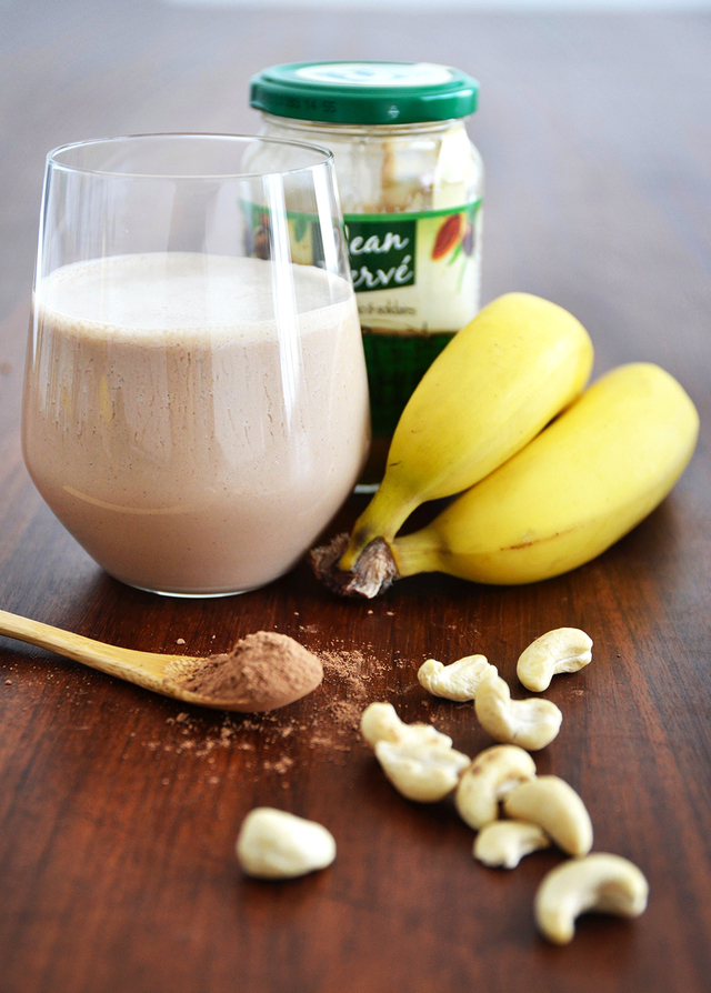 Simple comme un smoothie banane, cacao cru et cacahuètes au lait de cajou