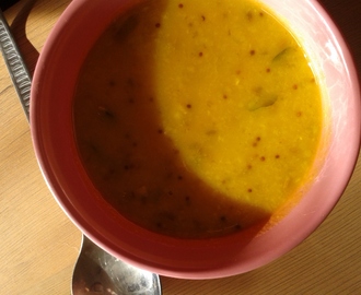 Indická polévka ze žlutého hrachu