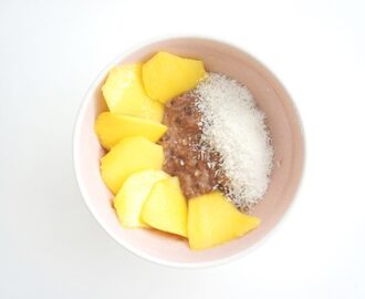Chocolade havermout ontbijt met kokos en mango