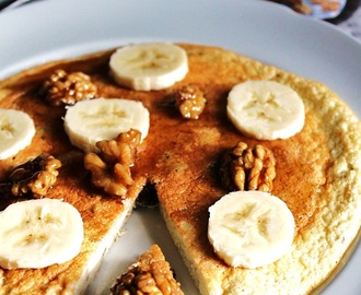 Omlet białkowo-bananowy z rodzynkami i orzechami - fit śniadanie