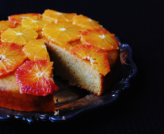 Bezglutenowe ciasto z maki kukurydzianej z czerwonymi pomarańczami