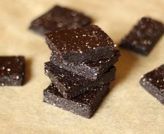 Czekoladowe wegańskie brownie bez pieczenia - bez cukru i słodzików