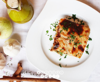 Musaka - grecka zapiekanka z ziemniakami, bakłażanem i mięsem pod beszamelem