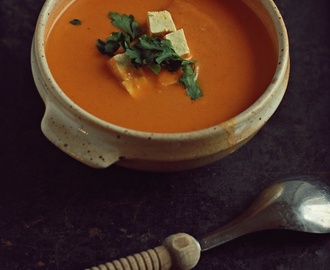 Pikantna zupa pomidorowa z mlekiem kokosowym i wędzonym tofu