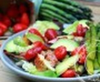Salade printanière aux fraises et poulet