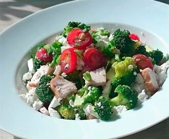 Broccoli salade met gerookte kip