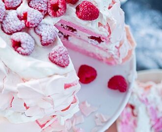 Walentynkowy tort bezowy