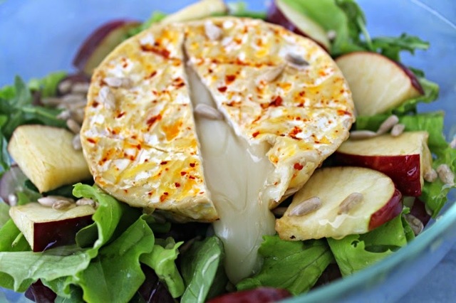 Salát s grilovaným kozím sýrem / Salad with grilled goat cheese