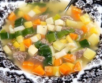 Köttsoppa grönsakssoppa med kött och klimp