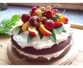 Naked cake s tvarohem, ovocem a jahodovou marmeládou