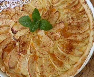Křehký jablečný koláč s mascarpone a meruňkovou potírkou