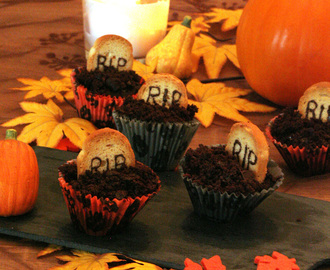 Schokoladen-Gräber schaurige Halloween Cupcakes
