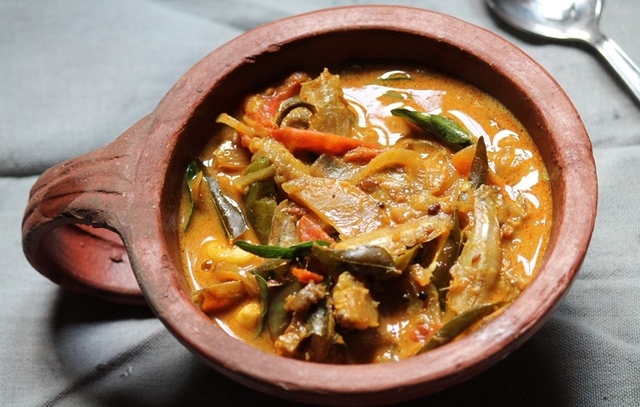 Karuvadu Kuzhambu Recipe / Nethili Karuvadu Kuzhambu Recipe / Dried Fish Curry Recipe