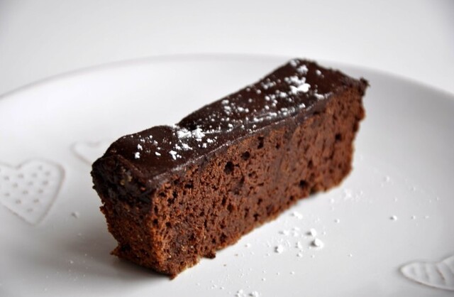 Ciasto czekoladowe z czerwonej fasoli (brownie) z pyszną fit polewą