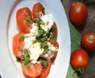 „Trhaný“ salát caprese s domácím bazalkovým pestem