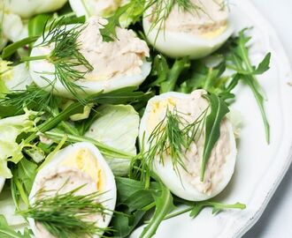 Wielkanoc: jajka faszerowane pastą z łososia