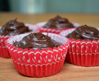 Opskrift På Vanilje Cupcakes med chokoladestykker og chokoladefrosting
