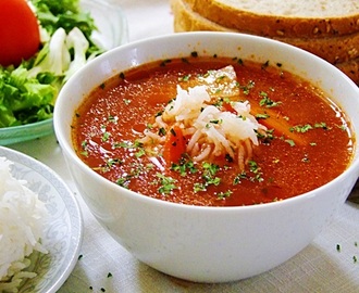 Pyszna zupa pomidorowa z ryżem na bulionie