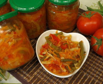 Pyszna fasolka szparagowa z warzywami w pomidorach na zimę do słoików
