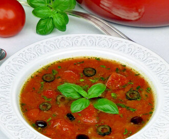 Italiaanse tomatenbouillon met oventomaatjes, olijven en basilicum