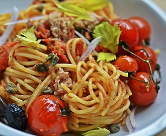 Špagety s tuňákem a černými olivami