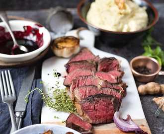 Hereford Dry Aged Ribeye Steak Sous Vide mit Topinamburpüree, Zwiebel-Pilz Confit und Rote Bete Lack