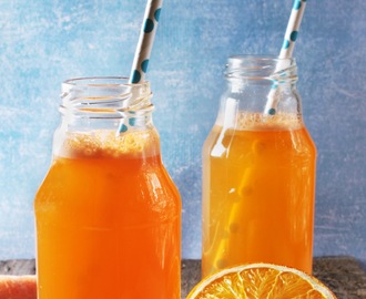 Orzeźwiający napój z marchwi, jabłka i pomarańczy.