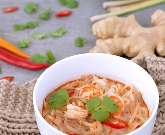 Tajska zupa z makaronem i krewetkami