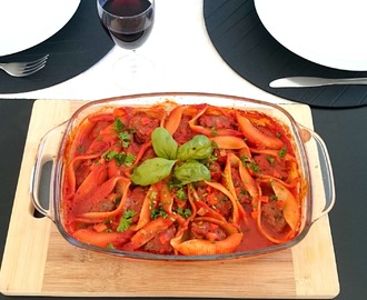 Conchiglioni faszerowane mięsem w sosie pomidorowym