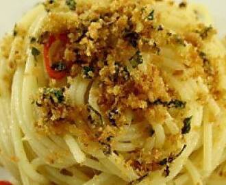 Spaghetti con mollica e alici