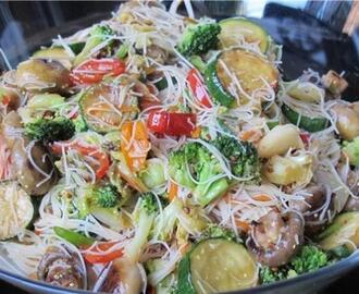 Вьетнамский салат с рисовой лапшой