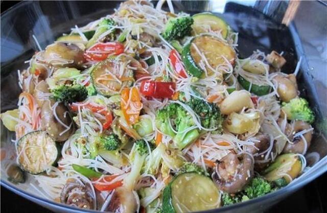 Вьетнамский салат с рисовой лапшой