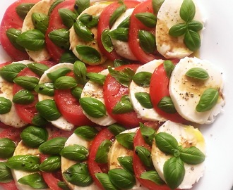 Caprese - sałatka z pomidorów i sera mozzarella