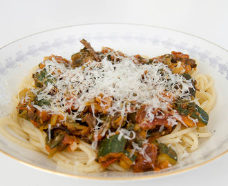 Vegetarisk pasta med svamp, spenat och grönsaker