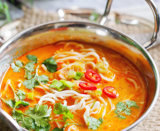 Pikantna zupa tajska z makaronem / Spicy Thai noodle soup