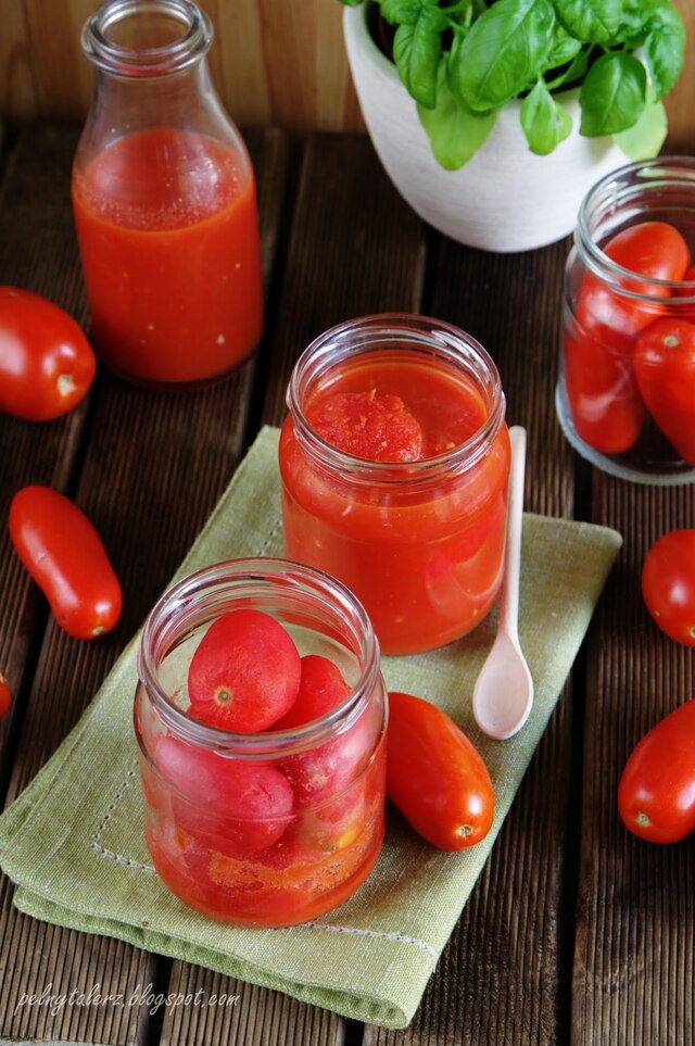 Pomidory w słoiku w sosie pomidorowym ;)