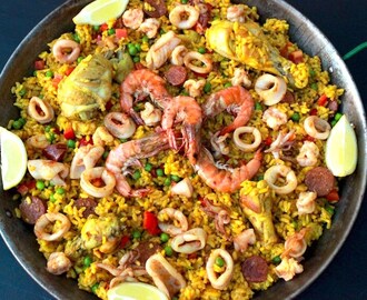 Easy Chicken and Seafood Paella