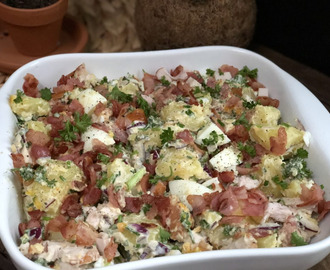 aardappelsalade met gerookte kip, spek en ei - Familie over de kook
