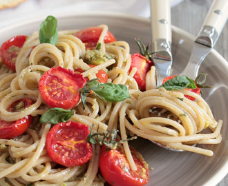 Spaghetti integrali, pesto ai pistacchi e pomodorini caramellati