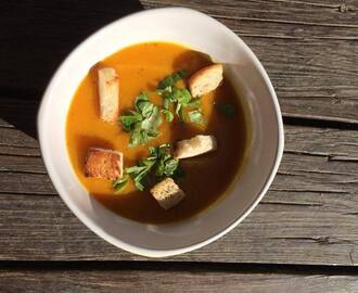 Najlepsza jesienna zupa krem z dyni z pieczonymi pomidorami i grzanką!