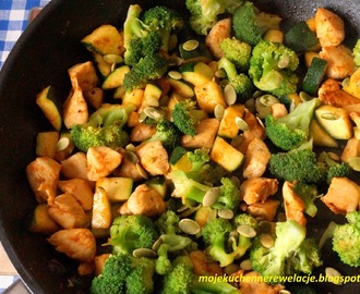 Dietetyczny kurczak z brokułem i cukinią