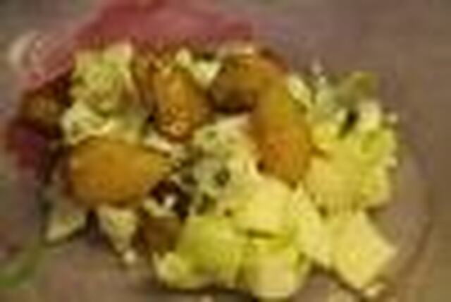 Salade tiède d'endives, roquefort et poires caramélisées