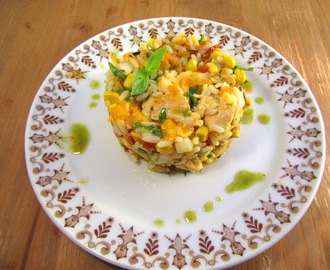 Ensalada de arroz, verduras y pollo estilo Thai