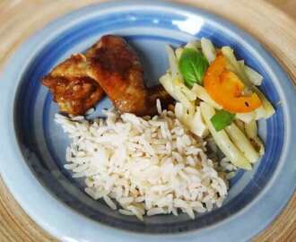 Potrawka ze skrzydełek kurczaka z warzywami, ryżem i sałatką z żółtej fasolki