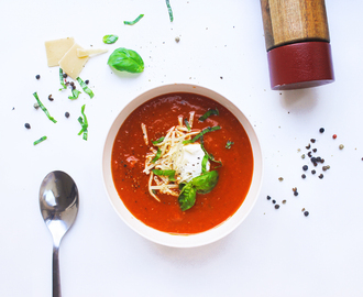 błyskawiczna zupa krem ze smażonych pomidorów, z ricottą i świeżą bazylią